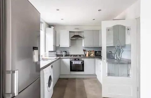 Hamilton Haus | Captivating 2-Bed House in Hamilton with jacuzzi