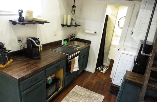 Barnhart Haus | Modern, Cozy Tiny House for 4 w/ washer & dryer