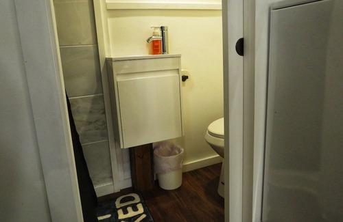 Barnhart Haus | Modern, Cozy Tiny House for 4 w/ washer & dryer