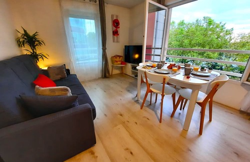 Bezons Wohnung | Panoramic View of River - Calm - 6' Tram - 25' Paris - Parking- Netflix
