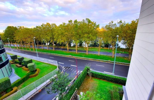 Bezons Wohnung | Panoramic View of River - Calm - 6' Tram - 25' Paris - Parking- Netflix