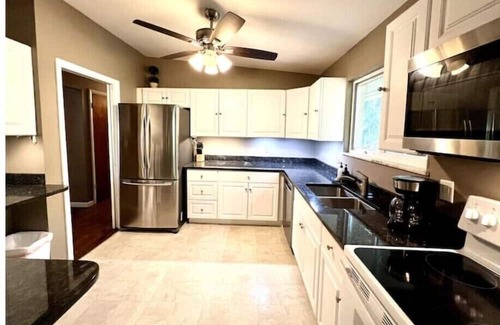 Old West Side Haus | Cozy 3bdr 1 mile to Downtown w/ Parking