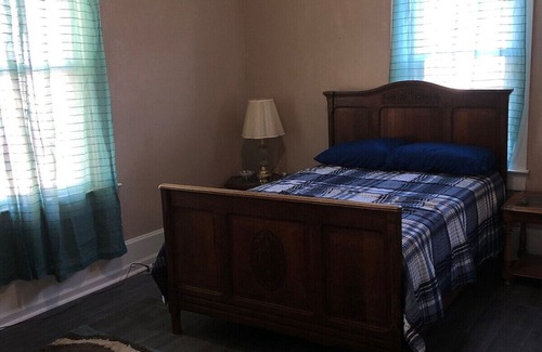 Palestine Haus | Peaceful & Simple 2 BR Home in Quiet Neighborhood