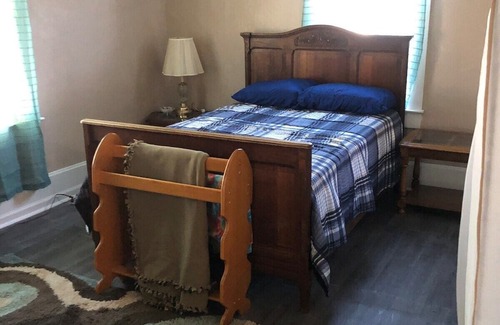 Palestine Haus | Peaceful & Simple 2 BR Home in Quiet Neighborhood