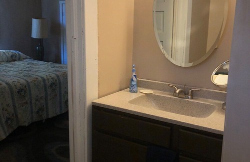 Palestine Haus | Peaceful & Simple 2 BR Home in Quiet Neighborhood