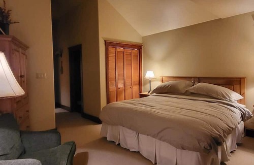 Whistler Cay Heights Haus | Wonderful family chalet in Whistler. 5 Bedroom / 5.5 Bath Sleeps 12.
