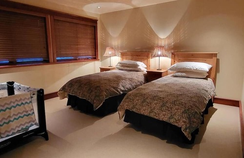 Whistler Cay Heights Haus | Wonderful family chalet in Whistler. 5 Bedroom / 5.5 Bath Sleeps 12.