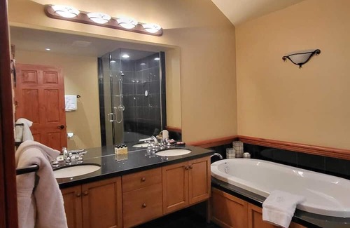 Whistler Cay Heights Haus | Wonderful family chalet in Whistler. 5 Bedroom / 5.5 Bath Sleeps 12.