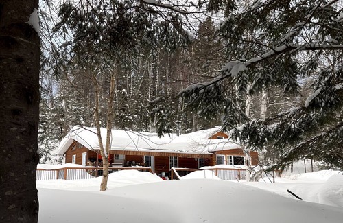 Saint Ferreol les Neiges Kabine | Charming riverside cottage