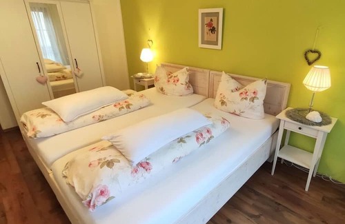Hachtel Wohnung | Birgit Bender Rosenrot