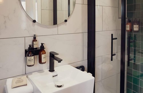 Chablis Hütte | Maisons Vaudésir - Charming Riverside Getaway