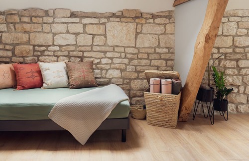 Chablis Hütte | Maisons Vaudésir - Charming Riverside Getaway