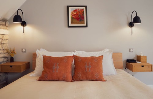 Chablis Hütte | Maisons Vaudésir - Charming Riverside Getaway