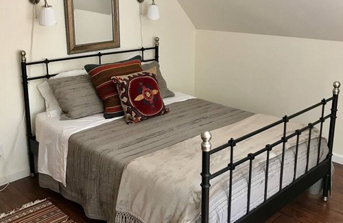 Kennebunk Hütte | Very private setting on 6 acres,1 mile to beaches and 1 mile to Dock Square.