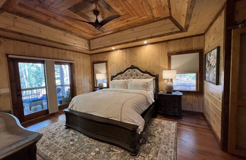 Cherry Log Kabine | Family Retreat, 4 Bd, 3.5 ba, WIFI, Hot Tub, pool table, fooseball, fire pit!