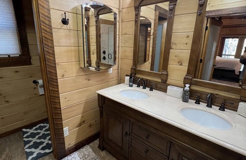 Cherry Log Kabine | Family Retreat, 4 Bd, 3.5 ba, WIFI, Hot Tub, pool table, fooseball, fire pit!