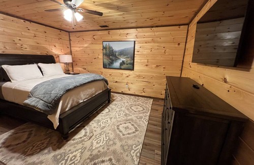 Cherry Log Kabine | Family Retreat, 4 Bd, 3.5 ba, WIFI, Hot Tub, pool table, fooseball, fire pit!