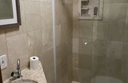 Frade Wohnung | Apartamento Mobiliado à 50 Metros da Praia, Estacionamento Grátis e Piscina