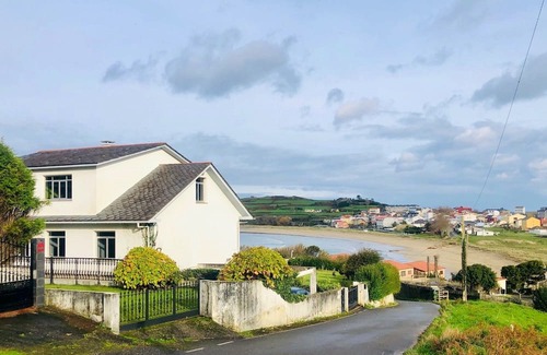 Porto de Espasante Haus | Sunny home with enormous terrace and garden just 1 min walk to the beach!