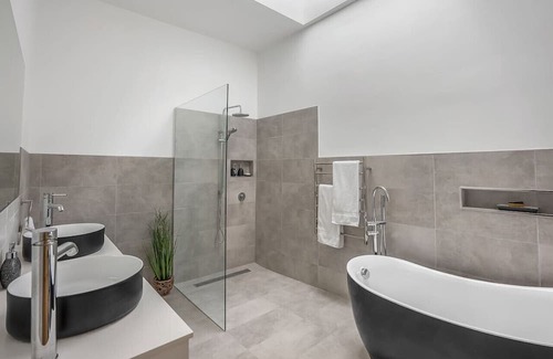 New Town Haus | Roses on Pirie - Comfortable & Central