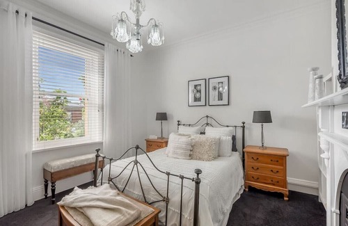 New Town Haus | Roses on Pirie - Comfortable & Central
