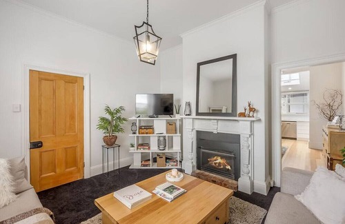 New Town Haus | Roses on Pirie - Comfortable & Central