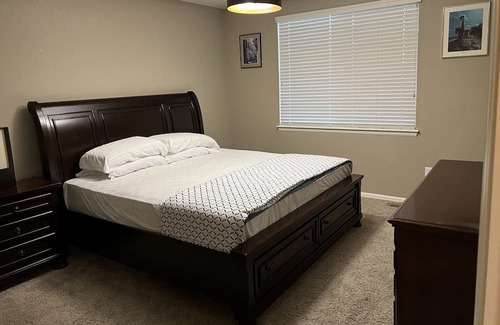 Brighton Haus | The Spacious Spruce: 4BR Retreat 17 min from DIA.