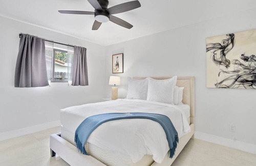 Oakland Park Haus | Seaside Splendor Luxe Retreat w/ Waterfront Views!