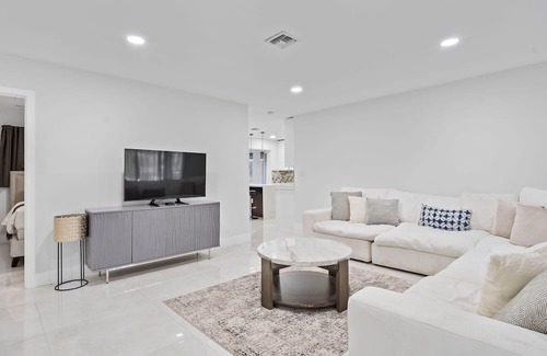 Oakland Park Haus | Seaside Splendor Luxe Retreat w/ Waterfront Views!