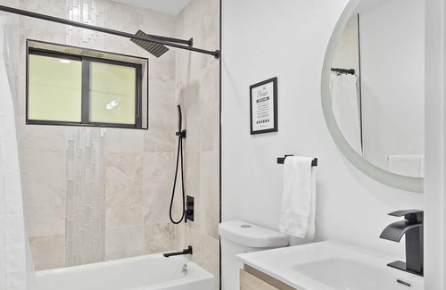 Oakland Park Haus | Seaside Splendor Luxe Retreat w/ Waterfront Views!