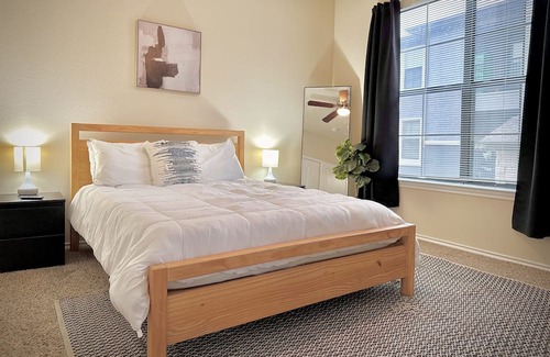 Sherman Wohnung | Spacious Sunset Getaway w/ hot tub/gym/pool in an amazing centralized location