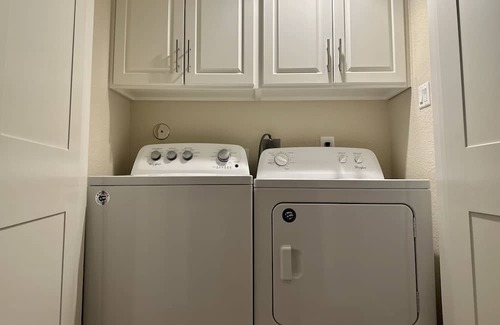 Sherman Wohnung | Spacious Sunset Getaway w/ hot tub/gym/pool in an amazing centralized location