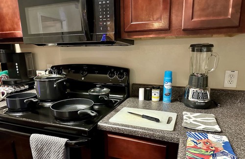 Sherman Wohnung | Spacious Sunset Getaway w/ hot tub/gym/pool in an amazing centralized location