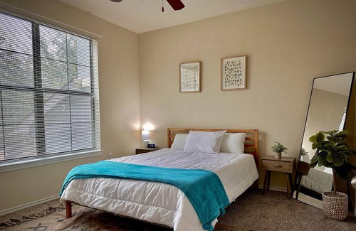 Sherman Wohnung | Spacious Sunset Getaway w/ hot tub/gym/pool in an amazing centralized location