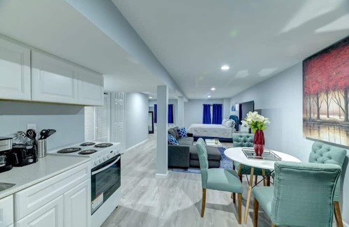 Fairlawn Haus | Garden Flat on 16th - Free Secured Parking