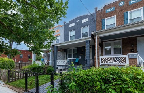 Fairlawn Haus | Garden Flat on 16th - Free Secured Parking