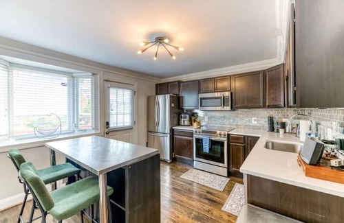 Southeast Haus | Hilltop Hideaway in DC