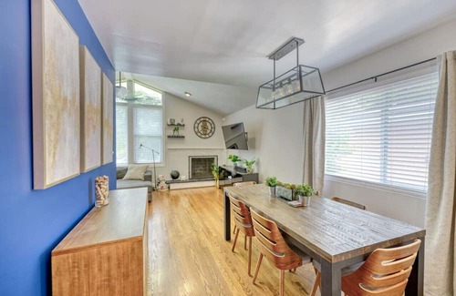 Capitol View Haus | Pewter Palace - Modern Bungalow with Free Parking