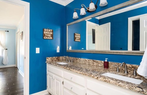 Roswell Haus | Roswell Luxury: 7BD 5.5BA 2LVG