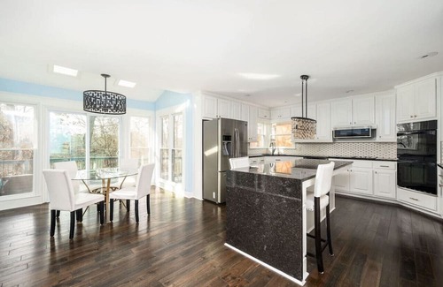 Roswell Haus | Roswell Luxury: 7BD 5.5BA 2LVG