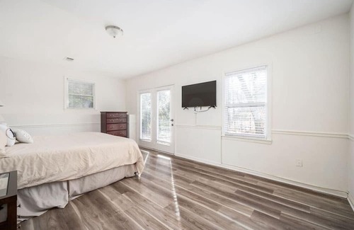 Roswell Haus | Roswell Luxury: 7BD 5.5BA 2LVG