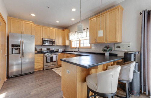 Bristol Haus | 3 Story Townhome 30 min to Milwaukee, 45 min to O'hare, 25 min to Lake Geneva