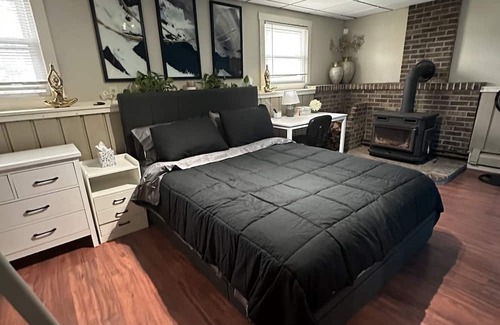 Hamden Haus | Immaculate Home in Quiet Neighborhood