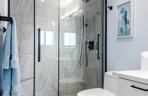 The Strand Haus | NEWLY RENOVATED HOME - Available August 2024 - 2 BLOCKS TO BEACH!