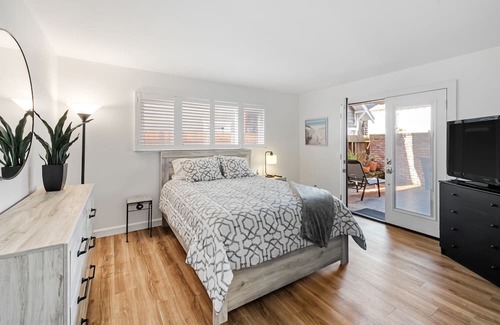 The Strand Haus | NEWLY RENOVATED HOME - Available August 2024 - 2 BLOCKS TO BEACH!