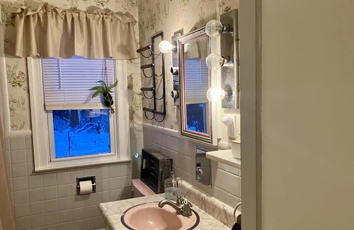 Kalamazoo Haus | This charming bungalow is located 5 minutes from downtown! A cozy family home.