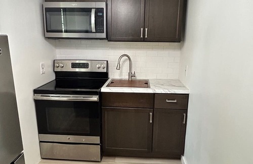 Midtown Hütte | Coastal Carriage House Surrounded By Live Oak Trees in the Heart of Savannah