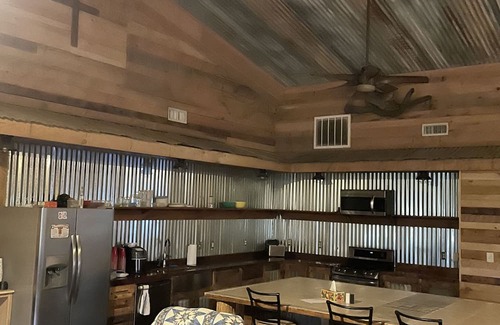 Cason Sonstige | 3500 sq ft barndominium, sleeps 9 guests. 3 bedrooms and 3 bath with gym.