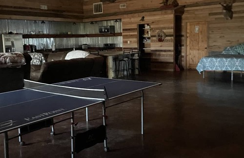 Cason Sonstige | 3500 sq ft barndominium, sleeps 9 guests. 3 bedrooms and 3 bath with gym.