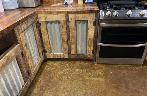 Cason Sonstige | 3500 sq ft barndominium, sleeps 9 guests. 3 bedrooms and 3 bath with gym.
